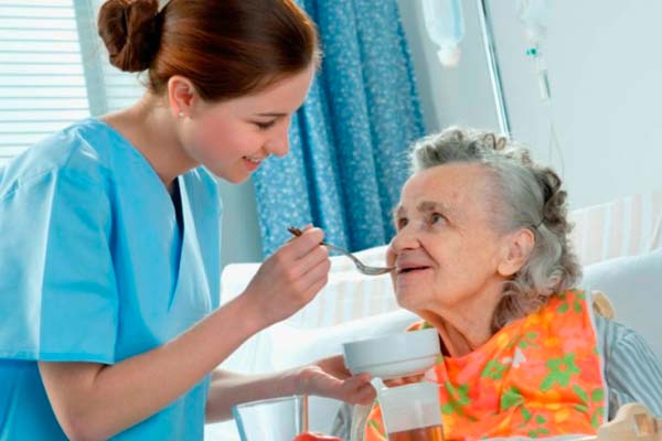Los auxiliares de enfermería tienen varios trabajos entre los que elegir
